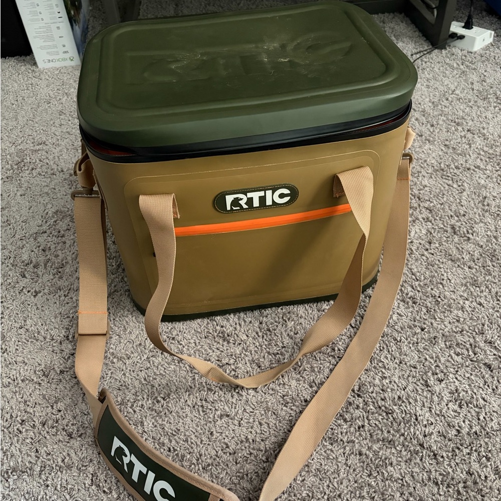 RTIC 30-Can, 20 Qt, Ultra-Tough Soft-Sided Cooler. Leakproof And Waterproof. - Picture 4 of 5